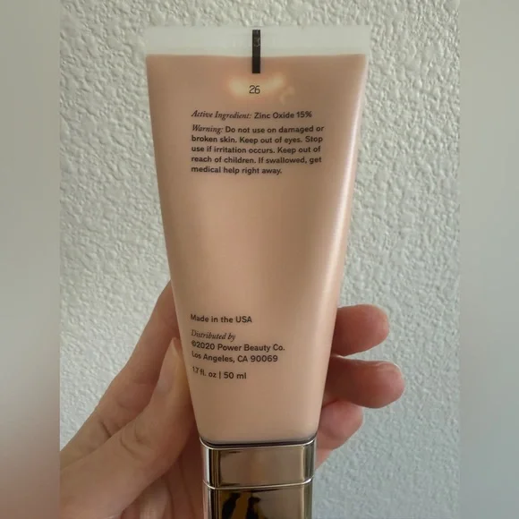 Merit uniform tinted mineral sunscreen - Picture 4 of 7